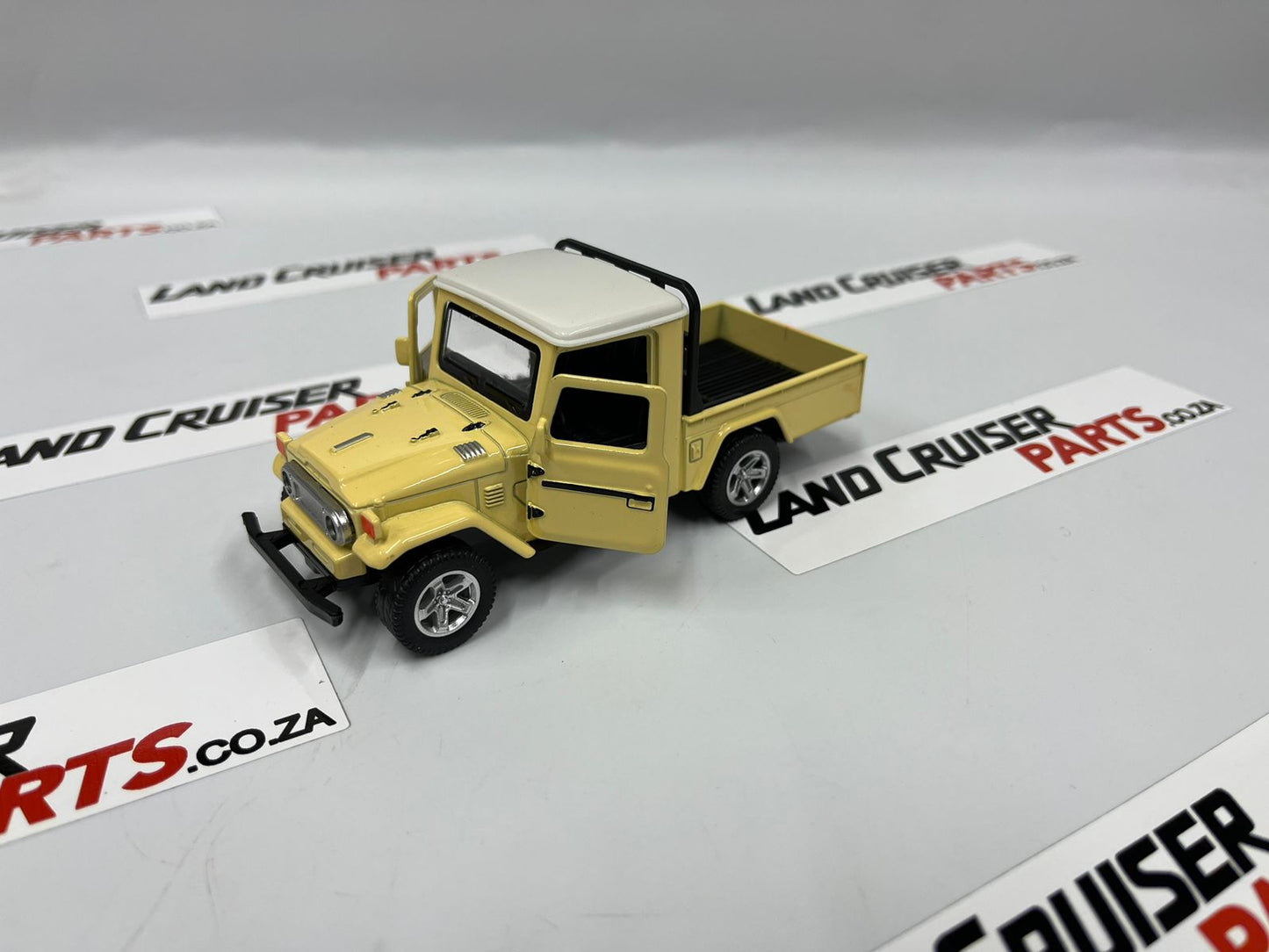 Toyota Land Cruiser FJ45 Khaki - Toy Car